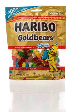 Winneconne, WI -18 Mart 2021: Bir Haribo altın ayı paketi izole edilmiş arka planda parti şapkalarıyla sınırlı sınırlandırılmış 100. yıldönümü edtion 'ı
