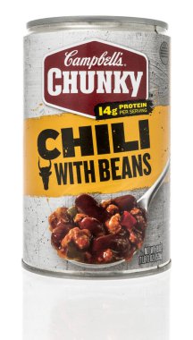 Winneconne, WI -19 Mart 2021: Bir kutu Campbells Chunky fasulyesi ve izole bir arka plan