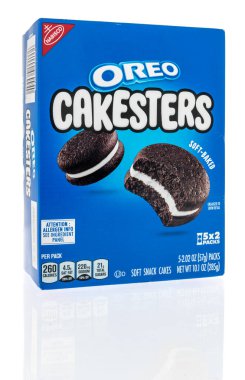 Winneconne, WI -19 Mart 2021: Bir paket Oreo kek izole edilmiş arka planda yumuşak pişmiş kurabiye