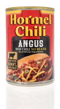 Winneconne, WI -19 Mart 2021: İzole edilmiş arka planda bir kutu Hormel chili Angus bifteği