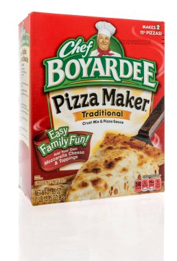 Winneconne, WI -19 Mart 2021: Bir paket Şef Boyardee pizza üreticisi hamuru ve izole bir arka planda pizza sosu