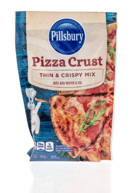 Winneconne, WI -19 Mart 2021: İzole edilmiş bir arkaplanda Pillsbury pizza kabuğu karışımı paketi