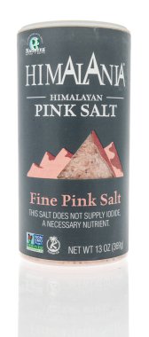 Winneconne, WI -19 Mart 2021: İzole edilmiş arka planda Himalania himalaya pembe tuzu paketi