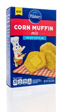 Winneconne, WI -19 Mart 2021: İzole bir arkaplanda Pillsbury mısır keki karışımı paketi