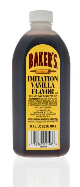 Winneconne, WI -19 Mart 2021: İzole edilmiş bir arkaplanda bir şişe Baker taklit vanilya aroması