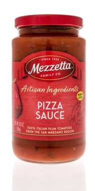 Winneconne, WI -19 Mart 2021: İzole edilmiş bir zemin üzerinde Mezzetta artisan pizza sosu paketi