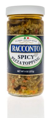 Winneconne, WI -19 Mart 2021: İzole edilmiş arka planda bir şişe Racconto baharatlı pizza