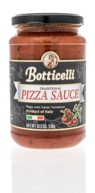 Winneconne, WI -19 Mart 2021: İzole edilmiş bir arkaplanda Botticelli geleneksel pizza sosu paketi