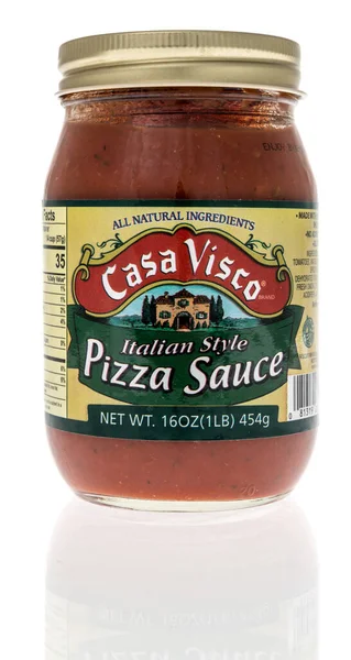 Winneconne, WI -19 Mart 2021: İzole edilmiş bir arkaplanda Casa Visco İtalyan pizza sosu paketi