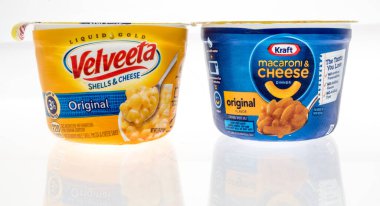 Winneconne, WI -20 Mart 2021: Bir paket Velveeta ve Kraft peyniri izole bir arka planda akşam yemeği