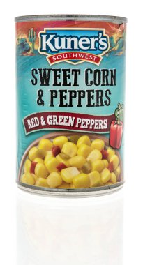 Winneconne, WI -20 Mart 2021: Bir paket Kuners güneybatı tatlı mısır ve biber izole bir arka planda