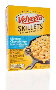 Winneconne, WI -20 Mart 2021: Tencere yemek takımında Velveeta tava paketi izole bir arka planda ulimate cheeseburger Mac yemeği