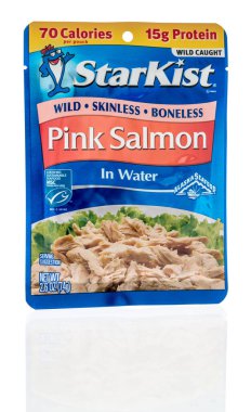 Winneconne, WI -20 Mart 2021: İzole edilmiş bir zemin üzerinde Starkist pembe somon paketi