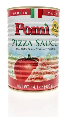 Winneconne, WI -24 Mart 2021: İzole bir arkaplanda bir kutu Pomi pizza sosu