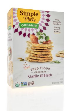 Winneconne, WI -30 Mart 2021: İzole bir zemin üzerinde basit değirmen organik tohumlu kraker paketi