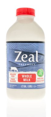 Winneconne, WI -1 Nisan 2022: Bir paket Zeal süt, izole bir zemin üzerinde.