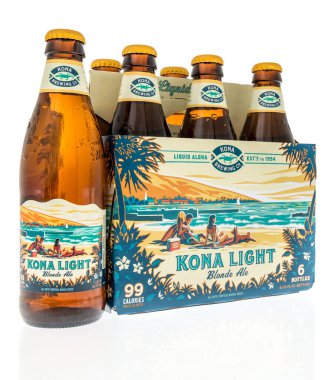 Winneconne, WI -30 Mart 2021: İzole edilmiş arka planda altı paket Liquid aloha kona Kona hafif sarışın bira