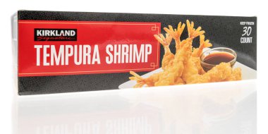 Winneconne, WI -10 Nisan 2022: İzole edilmiş bir arkaplanda Kirkland imzalı tempura karidesi paketi