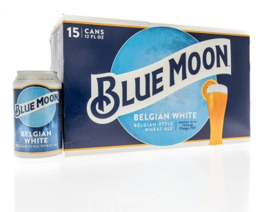 Winneconne, WI -10 Nisan 2022: İzole edilmiş bir arkaplanda Mavi Ay birası paketi