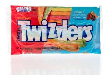 Winneconne, WI -10 Nisan 2022: Bir paket Twizzlers izole bir arkaplanda gökkuşağı şekeri büküyor