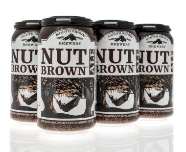 Winneconne, WI -10 Nisan 2022: İzole edilmiş arka planda altı paket South Shore bira fabrikası cevizli kahverengi bira