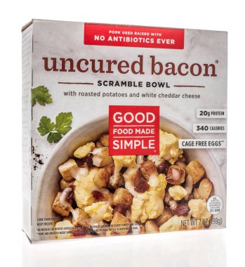 Winneconne, WI -2 Nisan 2022: Bir paket iyi yemek, izole edilmiş arka planda basit bir pişmemiş pastırma kasesi kahvaltısı hazırladı