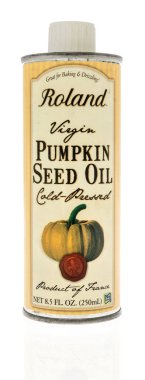 Winneconne, WI -10 Nisan 2022: İzole bir arkaplanda bir kutu Roland balkabağı tohumu yağı