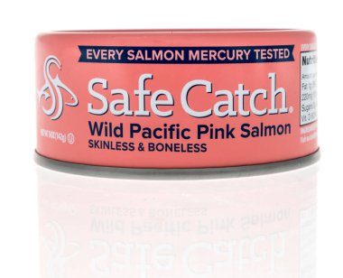 Winneconne, WI -10 Nisan 2022: İzole edilmiş bir arkaplanda vahşi pasifik pembe somon konservesi