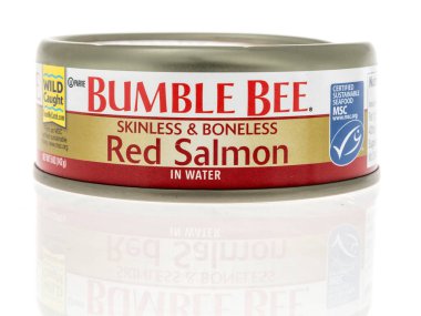 Winneconne, WI -10 Nisan 2022: İzole edilmiş arka planda bir kutu yaban arısı kırmızı somonu