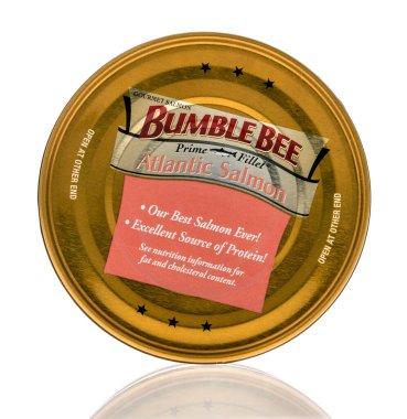 Winneconne, WI -10 Nisan 2022: İzole edilmiş arka planda bir kutu Bumble Beal Fileto Atlantik Somonu