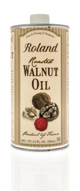 Winneconne, WI -10 Nisan 2022: İzole edilmiş arka planda bir kutu Roland ceviz yağı