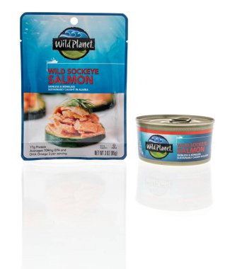 Winneconne, WI -10 Nisan 2022: İzole edilmiş arka planda vahşi somon balığı konservesi ve paketi