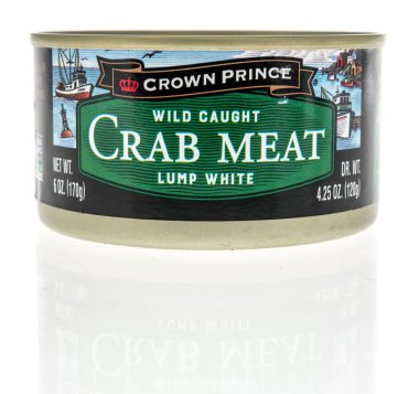 Winneconne, WI -10 Nisan 2022: Bir kutu Veliaht Prens izole bir zemin üzerinde beyaz yengeç eti yakaladı