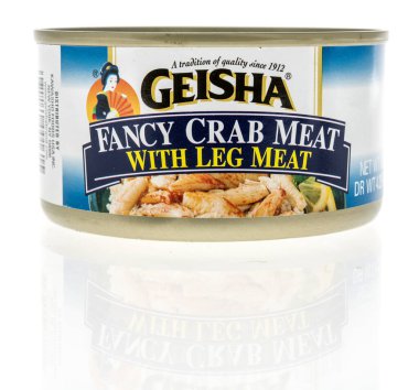 Winneconne, WI -10 Nisan 2022: İzole edilmiş arka planda bir kutu geyşa süslü yengeç eti