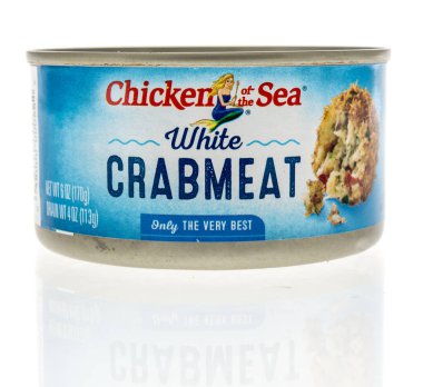 Winneconne, WI -10 Nisan 2022: İzole bir zemin üzerinde bir kutu yengeç konservesi