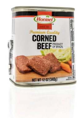 Winneconne, WI -10 Nisan 2022: İzole edilmiş arka planda bir kutu Hormel sığır konservesi