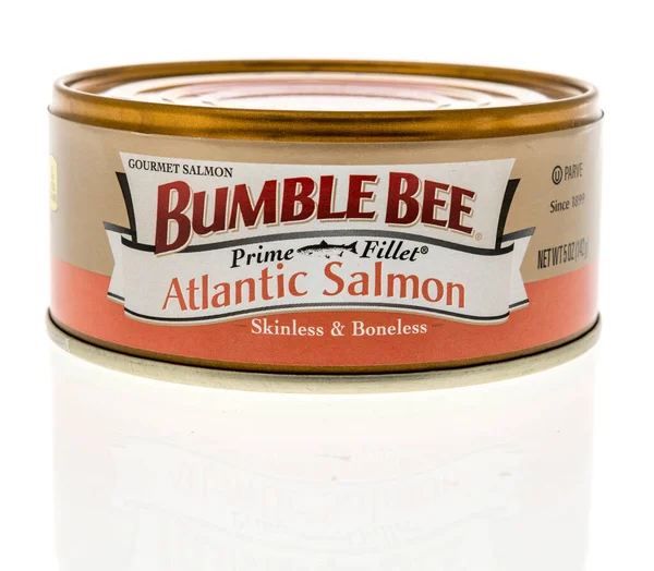 Winneconne, WI -10 Nisan 2022: İzole edilmiş arka planda bir kutu Bumble Beal Fileto Atlantik Somonu