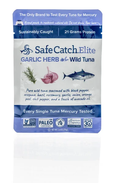 Winneconne, WI -10 Nisan 2022: İzole bir zemin üzerinde seçkin bir vahşi ton balığı yakalama paketi