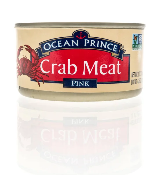 Winneconne, WI -10 Nisan 2022: İzole bir arka planda bir kutu Okyanus Prensi yengeci eti