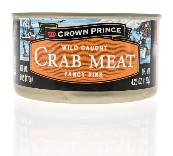 Winneconne, WI -10 Nisan 2022: Bir kutu Veliaht Prens izole bir zemin üzerinde pembe yengeç eti yakaladı