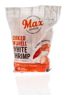 Winneconne, WI -23 Nisan 2022: Maksimum kaynaklı bir paket izole edilmiş arka planda karides pişirdi