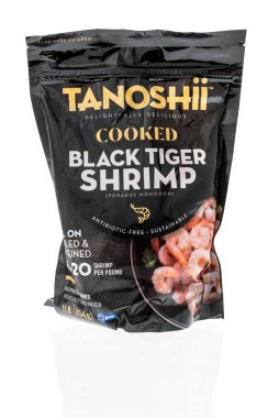 Winneconne, WI -23 Nisan 2022: Bir paket Tanoshii izole edilmiş arka planda siyah kaplan karidesi pişirdi