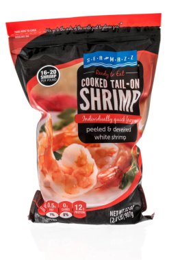 Winneconne, WI -23 Nisan 2022: Bir Sea Mazz paketi izole bir arka planda karides pişirdi