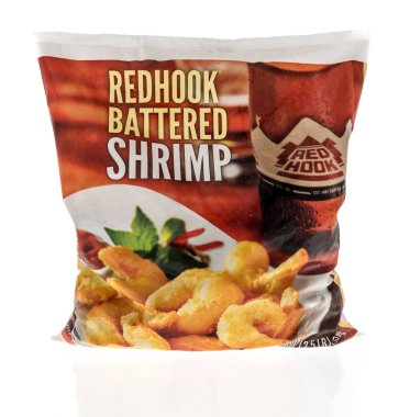 Winneconne, WI -23 Nisan 2022: İzole edilmiş bir arkaplanda Redhook karides paketi