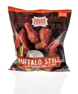 Winneconne, WI -23 Nisan 2022: Bir paket Sager Creek tavuk buffalo kanadı izole edilmiş arka planda.