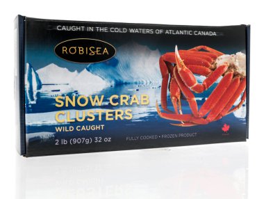 Winneconne, WI -23 Nisan 2022: Bir Robisea kar yengeci paketi izole bir zemin üzerinde bacak kümeleri oluşturur