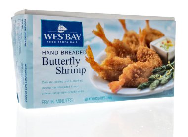 Winneconne, WI -23 Nisan 2022: Bir paket Wesbay tampa hizmetçi eli izole edilmiş arka planda kelebek karidesi