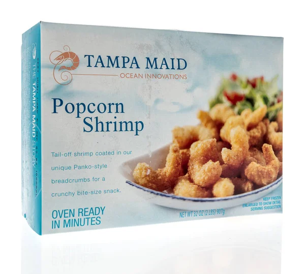 Winneconne, WI -23 Nisan 2022: Bir paket Tampa Maid okyanus yenilikleri izole edilmiş arka planda patlamış mısır karidesi