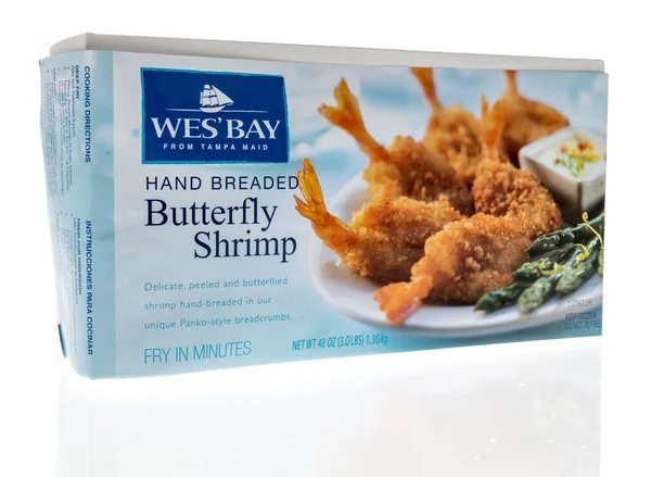 Winneconne, WI -23 Nisan 2022: Bir paket Wesbay tampa hizmetçi eli izole edilmiş arka planda kelebek karidesi