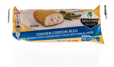 Winneconne, WI -23 Nisan 2022: İzole bir arka planda Milford Valley tavuk cordon bleu paketi